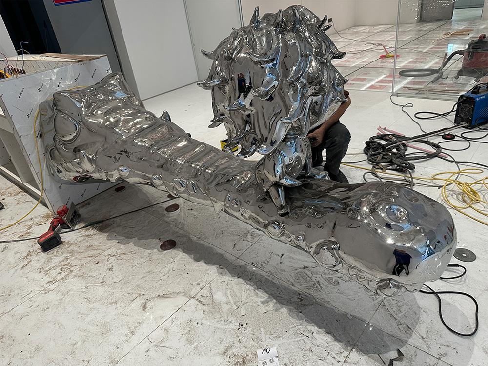 不銹鋼鱷魚(yú)雕塑亮相